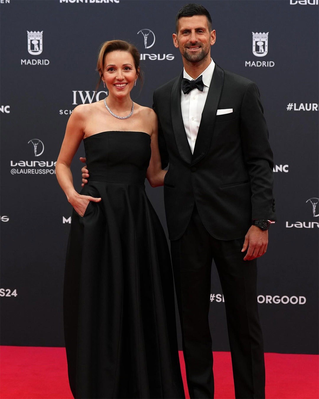 Tay vợt số 1 thế giới Novak Djokovic và bà xã Jelena cùng mặc trang phục đen trên thảm đỏ Lễ trao giải thể thao thường niên Laureus.