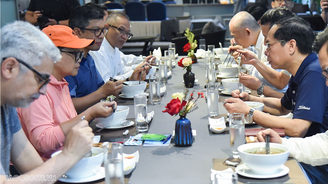 Hai Bộ trưởng và các thành viên trong đoàn Bộ Ngoại giao hai nước đã dùng Phở bò và cà phê đen tại Hà Nội, là những món ăn sáng quen thuộc của người dân.