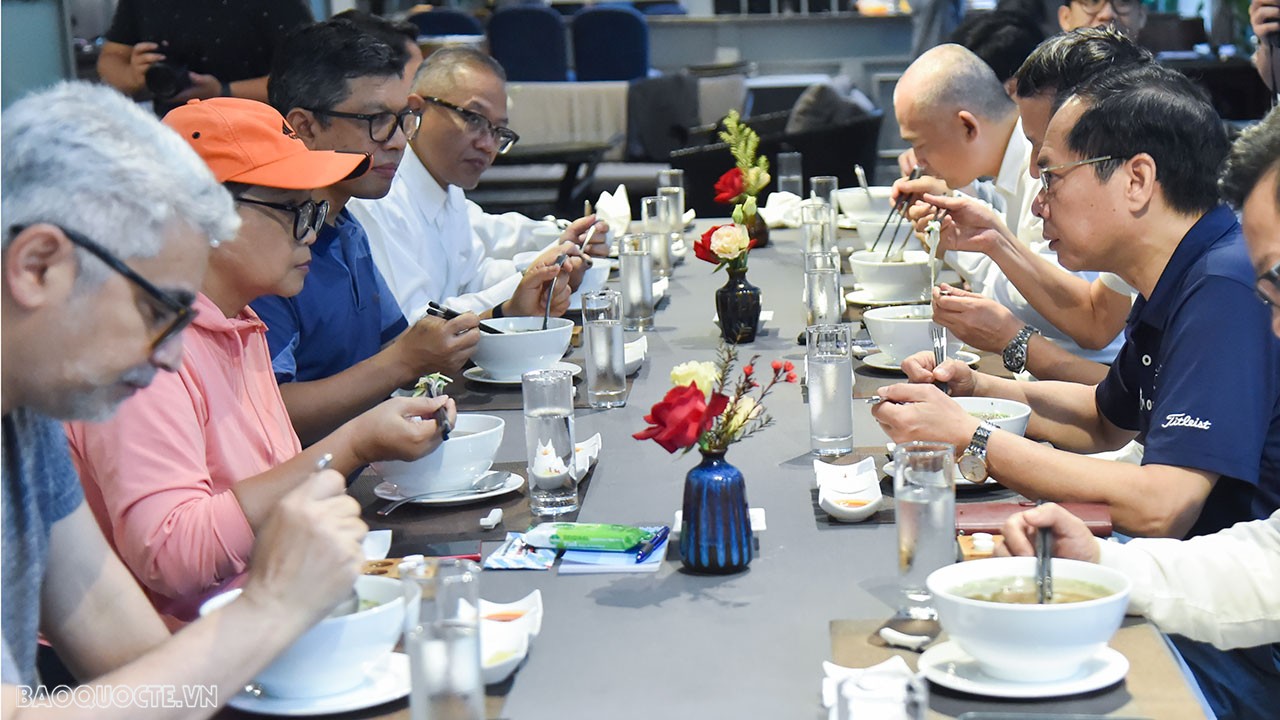 Foreign Ministers Bui Thanh Son and Retno Marsudi enjoy morning stroll, pho, and coffee in Hanoi