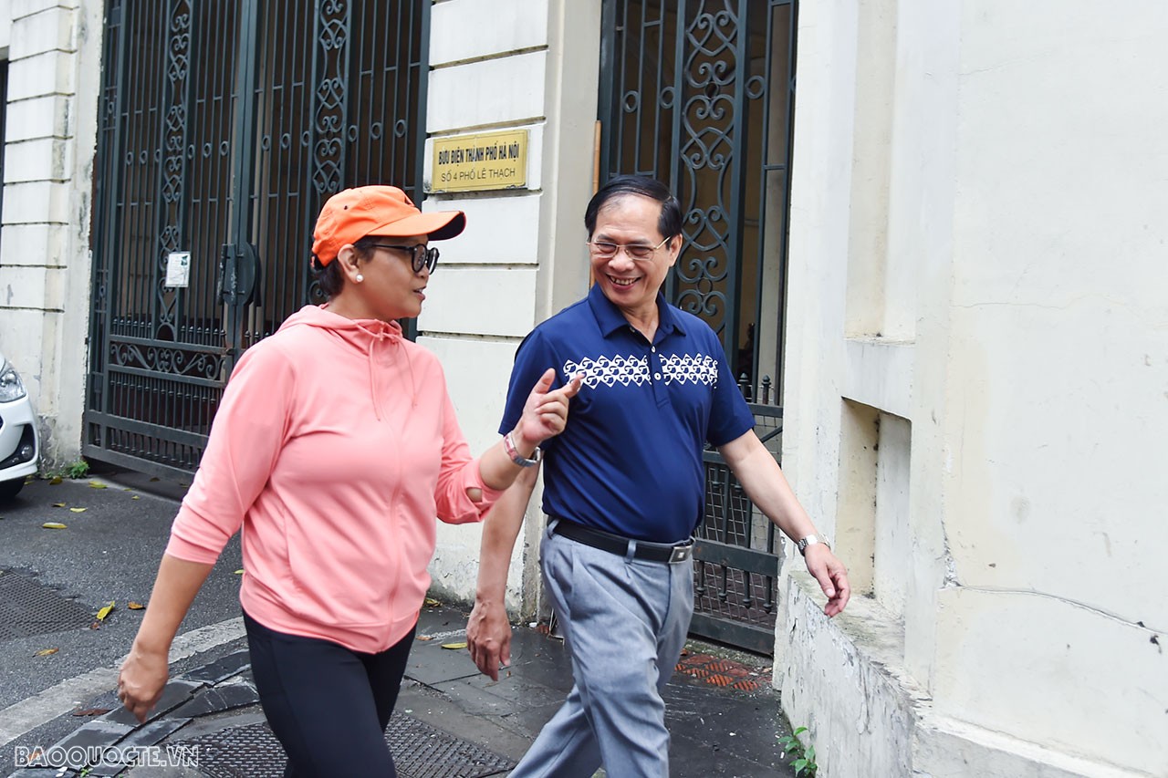 FM Bui Thanh Son invited Indonesian FM Retno Marsudi for a morning stroll, Pho and coffee in Hanoi