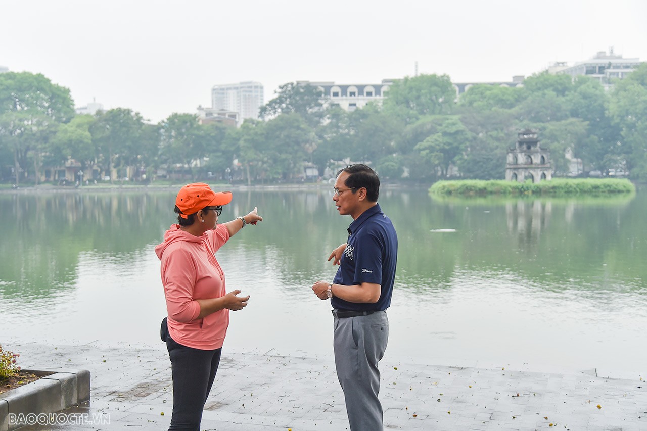 Trước khi đồng chủ trì Kỳ họp lần thứ 5 Ủy ban hợp tác song phương Việt Nam-Indonesia, hai Bộ trưởng đã dạo bộ tại Hồ Gươm. Sáng nay trời mưa rào, nhưng ngay sau đó đã hửng nắng, đúng dạng thời tiết điển hình đầu mùa Hè của Hà Nội.