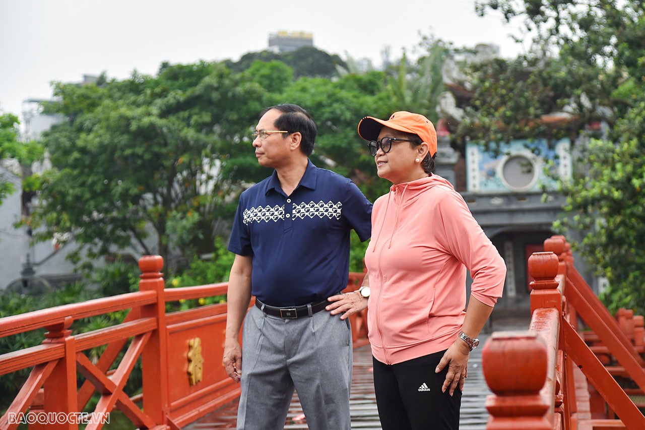 Foreign Ministers Bui Thanh Son and Retno Marsudi enjoy morning stroll, pho, and coffee in Hanoi