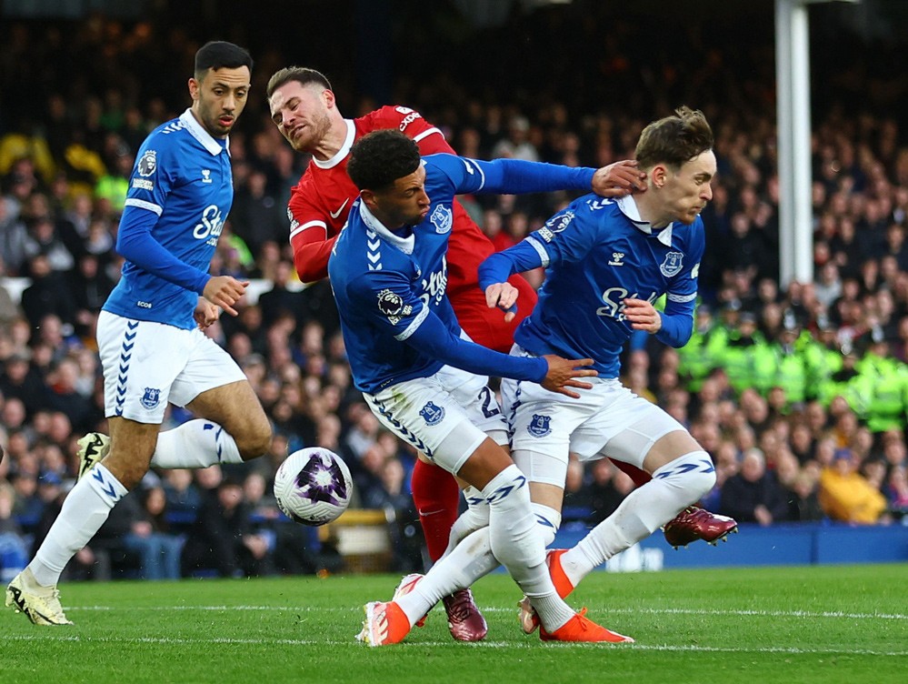 Everton và Liverpool nhập cuộc đầy quyết liệt, đúng tính chất trận derby.