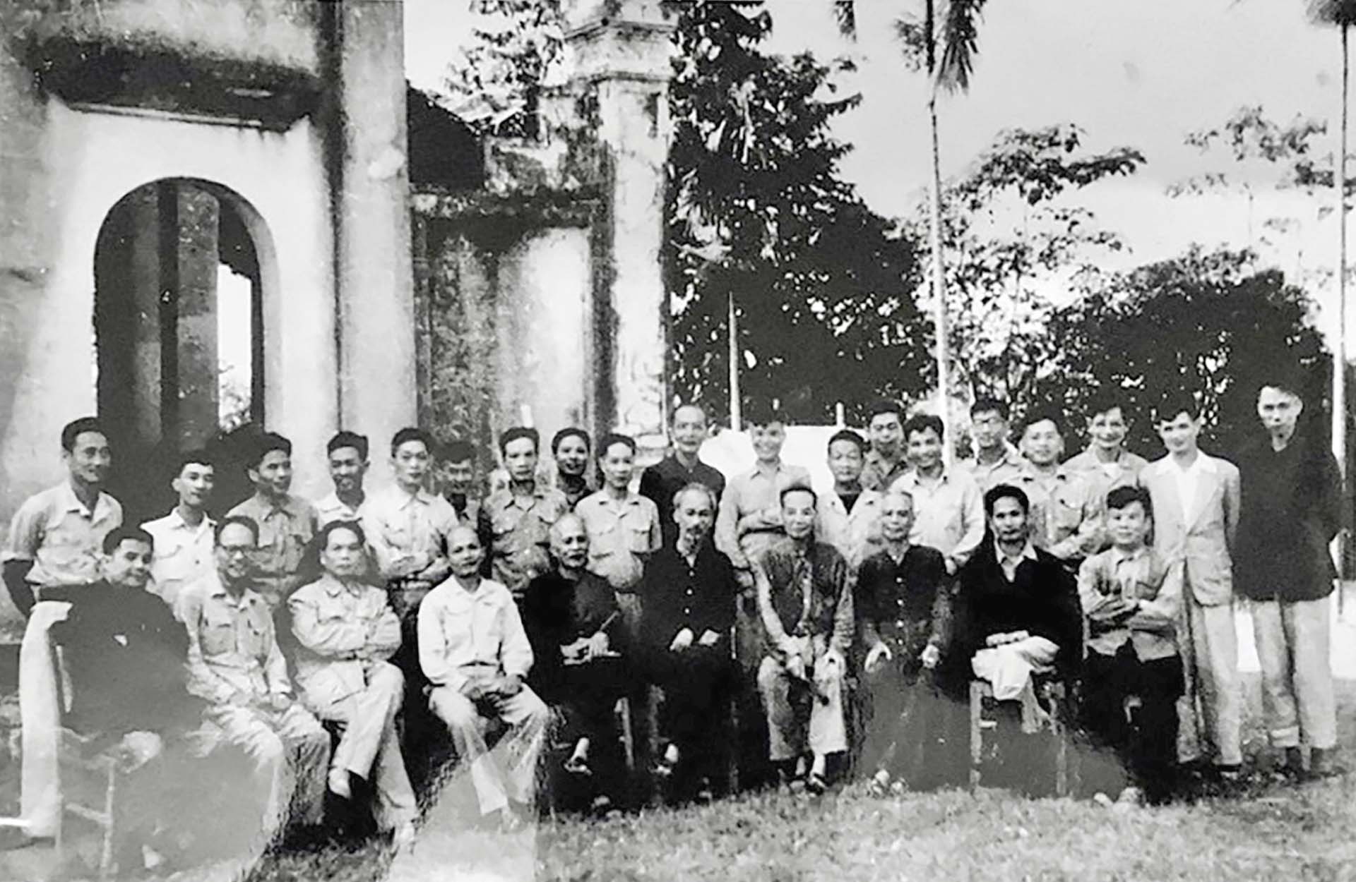 Ông Tạ Quang Bửu và các đại biểu chụp ảnh  với Chủ tịch Hồ Chí Minh.