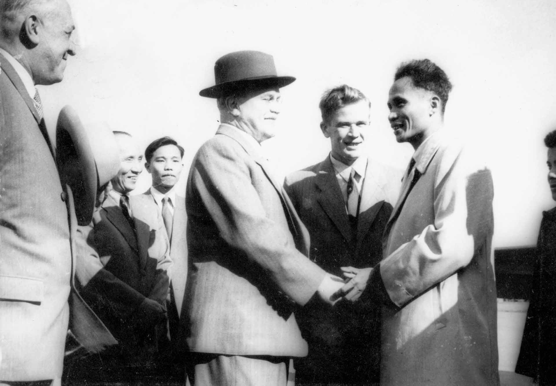 Đoàn Việt Nam DCCH thăm Liên Xô sau khi dự  Hội nghị Geneva. 