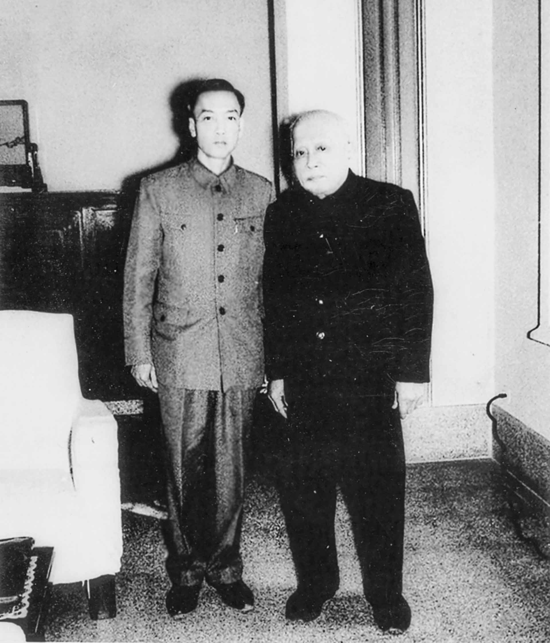 Chủ tịch nước Tôn Đức Thắng và Đại sứ Hà Văn Lâu, tháng 4/1974.