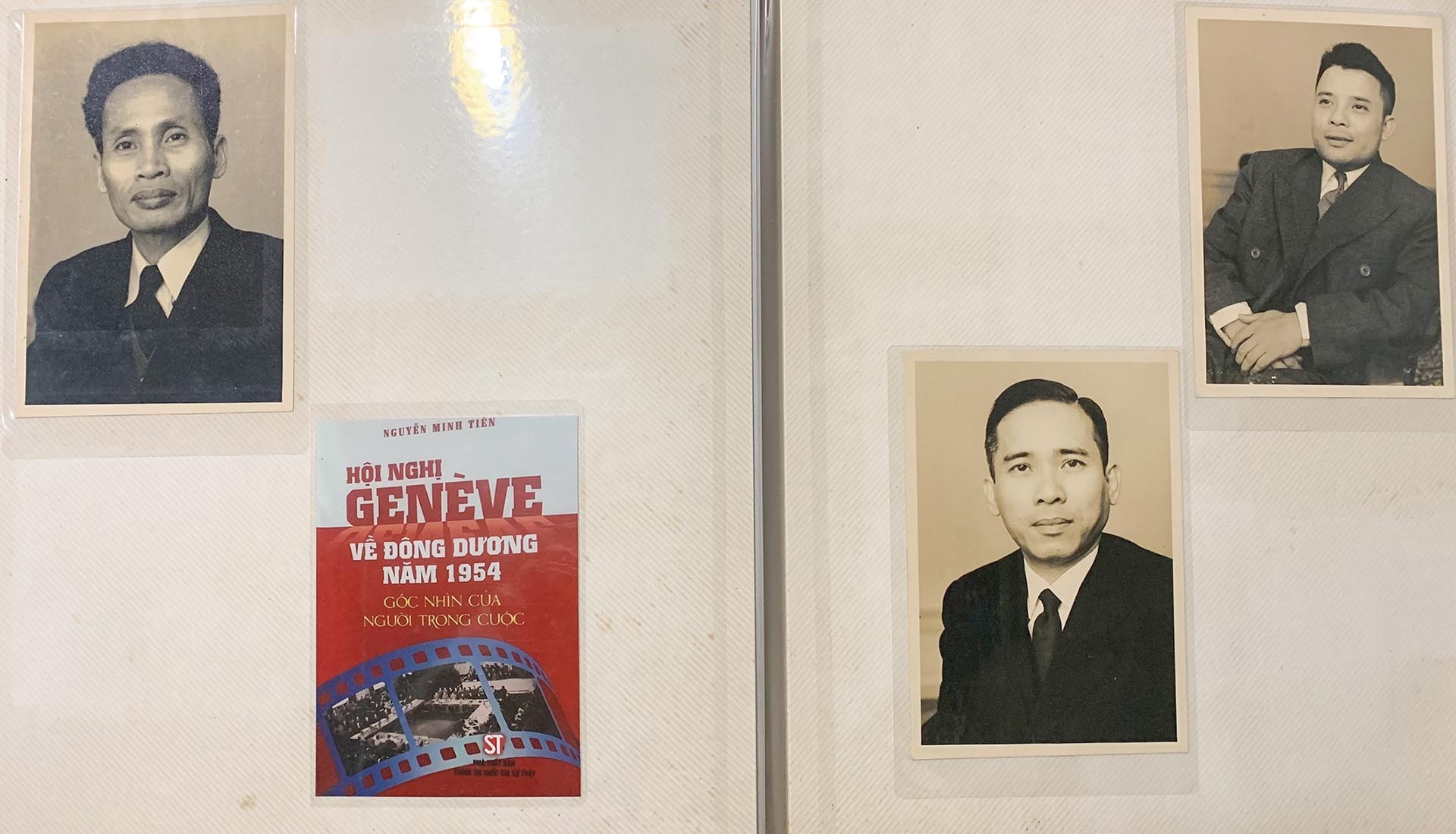 Ảnh Trưởng đoàn Phạm Văn Đồng cùng thành viên Đoàn và bìa cuốn sách do ông viết trong cuốn album kỷ niệm của gia đình. 