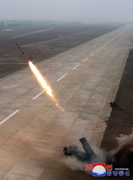 Chủ tịch Triều Tiên thị sát buổi thử nghiệm vũ khí phóng loạt, tự hào về 'quân đội giỏi nhất thế giới'