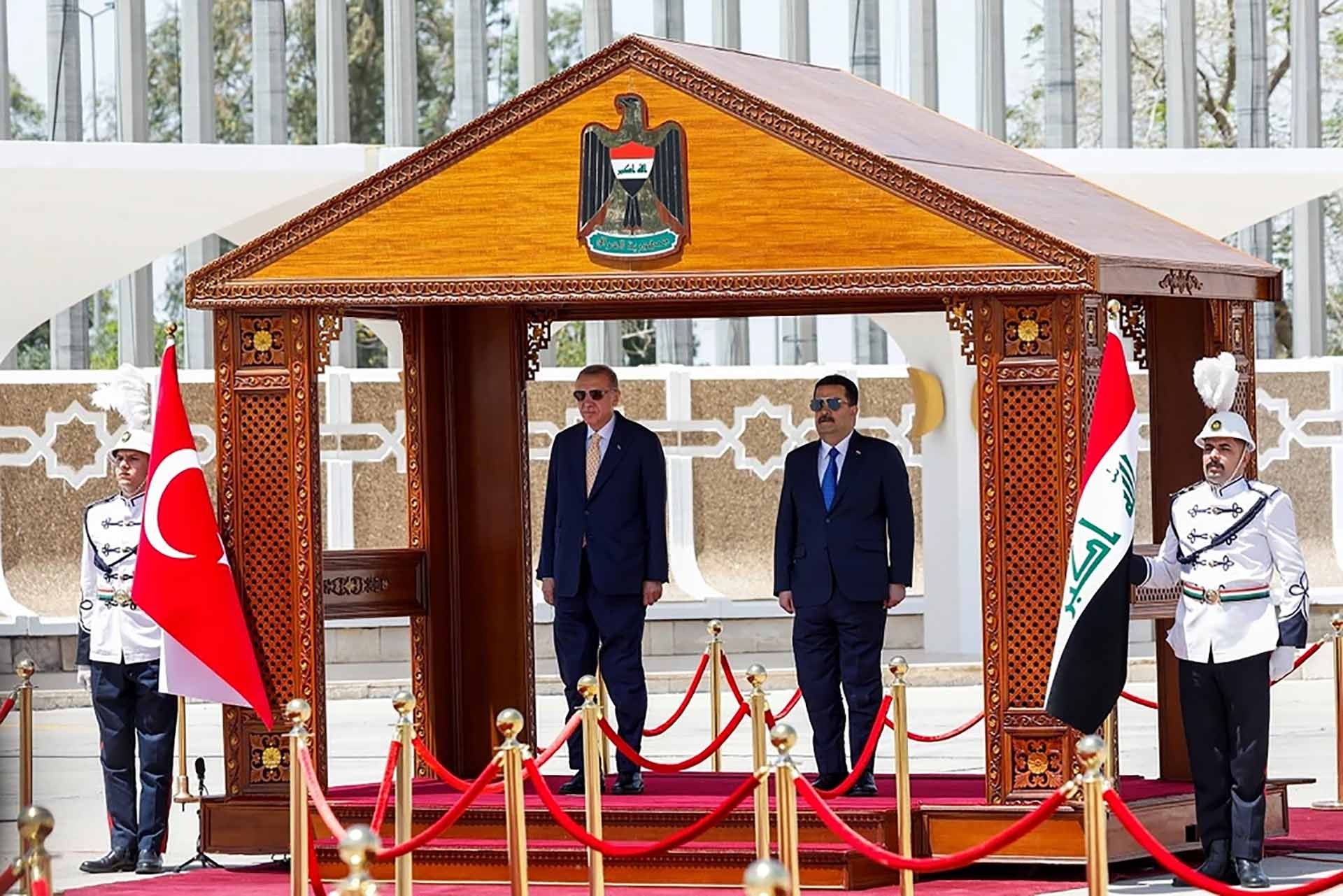 Tổng thống Recep Tayyip Erdogan và Thủ tướng Shia al-Sudani tại lễ đón ở Sân bay quốc tế Baghdad, ngày 22/4. (Nguồn: Reuters)