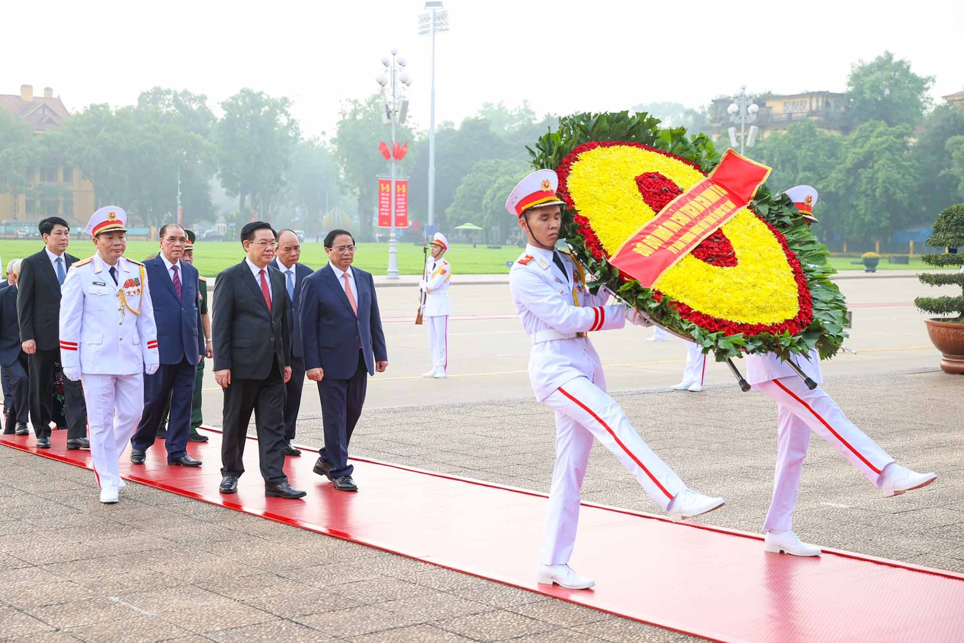Kỷ niệm 49 năm thống nhất đất nước: Lãnh đạo Đảng, Nhà nước vào Lăng viếng Chủ tịch Hồ Chí Minh