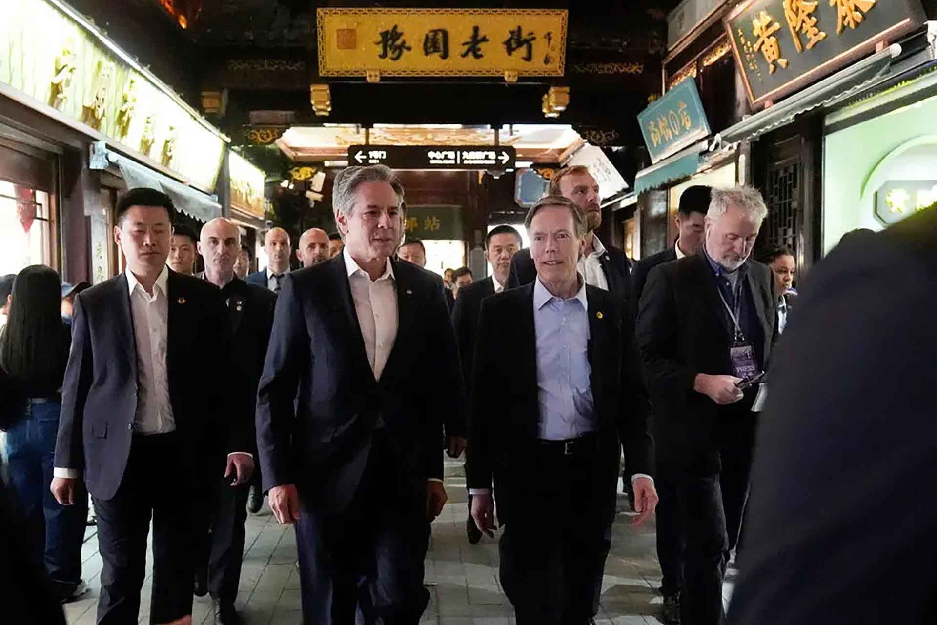 Ngoại trưởng Antony Blinken (thứ hai từ trái) cùng Đại sứ Mỹ tại Trung Quốc Nicholas Burns đi dạo ở Yu Gardens, Thượng Hải ngày 24/4. (Nguồn: Pool)