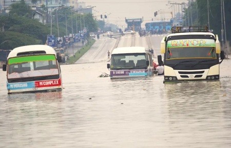 Xe buýt công cộng trên đường phố ngập lụt ở Dar es Salaam, Tanzania. (Nguồn: AP)