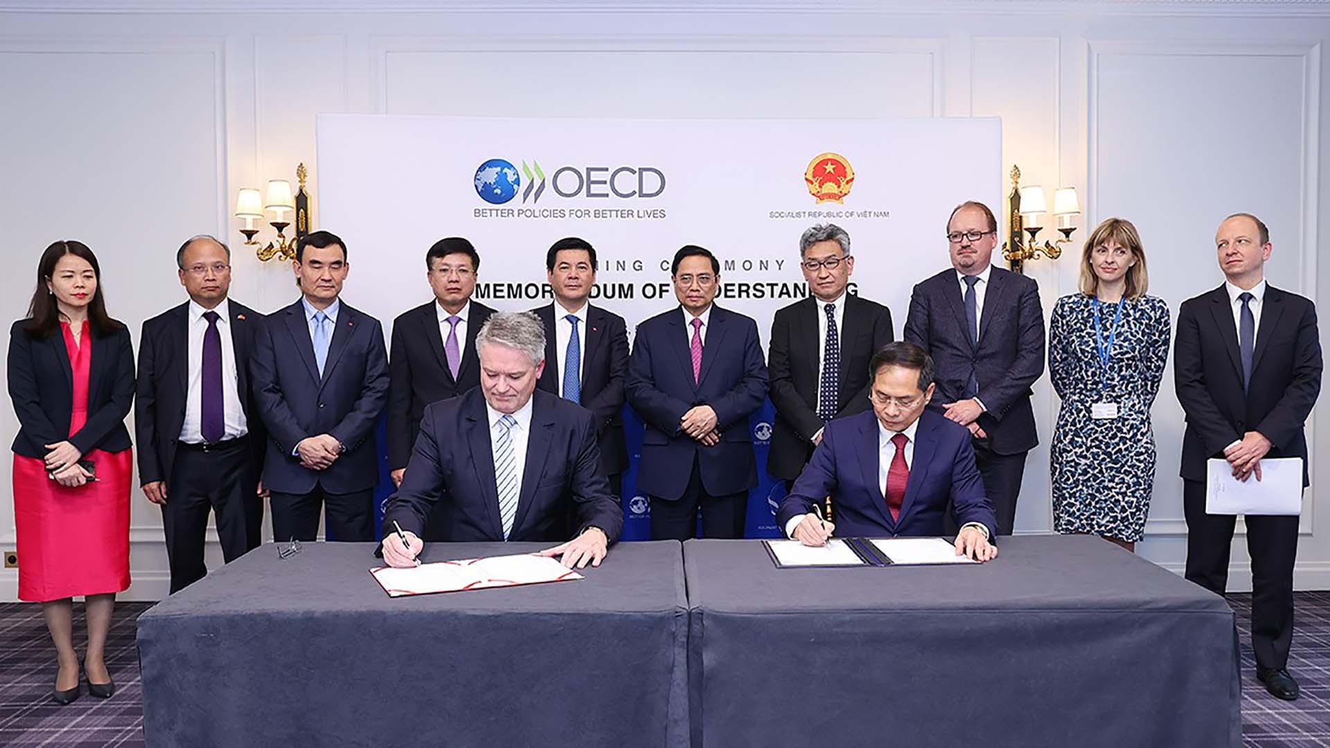 Ngày 5/11/2021, Thủ tướng Chính phủ Phạm Minh Chính và ông Mathias Cormann, Tổng thư ký Tổ chức Hợp tác và phát triển kinh tế (OECD)  chứng kiến lễ ký kết Biên bản ghi nhớ hợp tác (MOU) Việt Nam - OECD giai đoạn 2022-2026. (Nguồn: TTXVN)