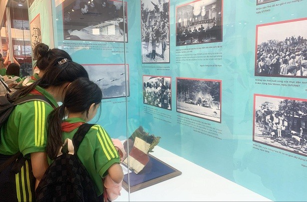 Trưng bày hơn 300 ảnh, tư liệu, hiện vật quý về chiến thắng Điện Biên Phủ