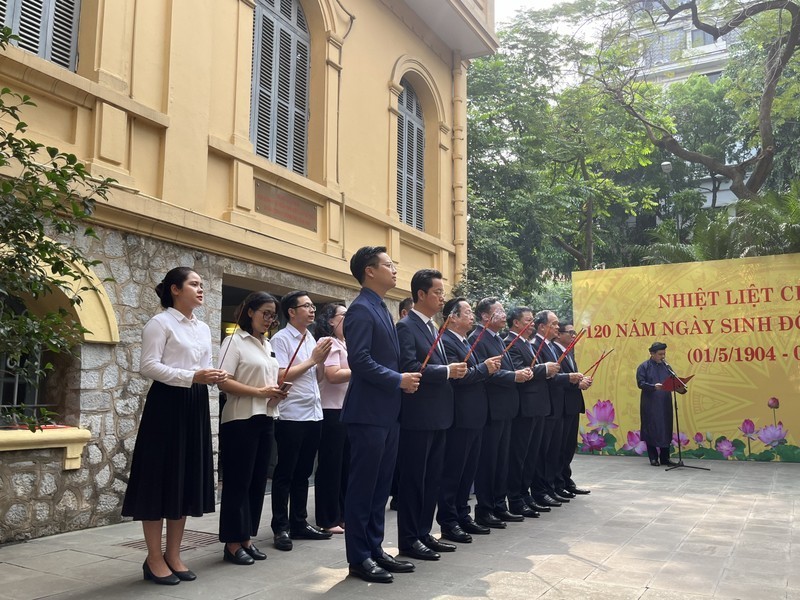 Hanoi leaders offer incense to late Party chief Tran Phu. (Photo: NDO)