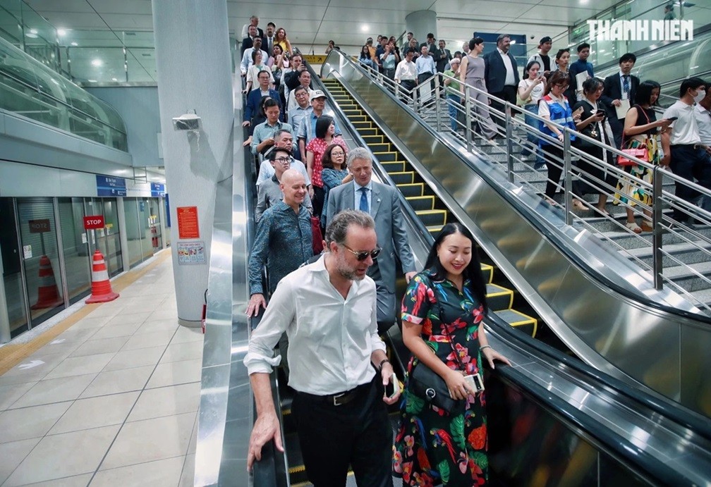 Tổng lãnh sự nhiều nước tại TP. Hồ Chí Minh hào hứng trên chuyến tàu metro số 1 chạy thử