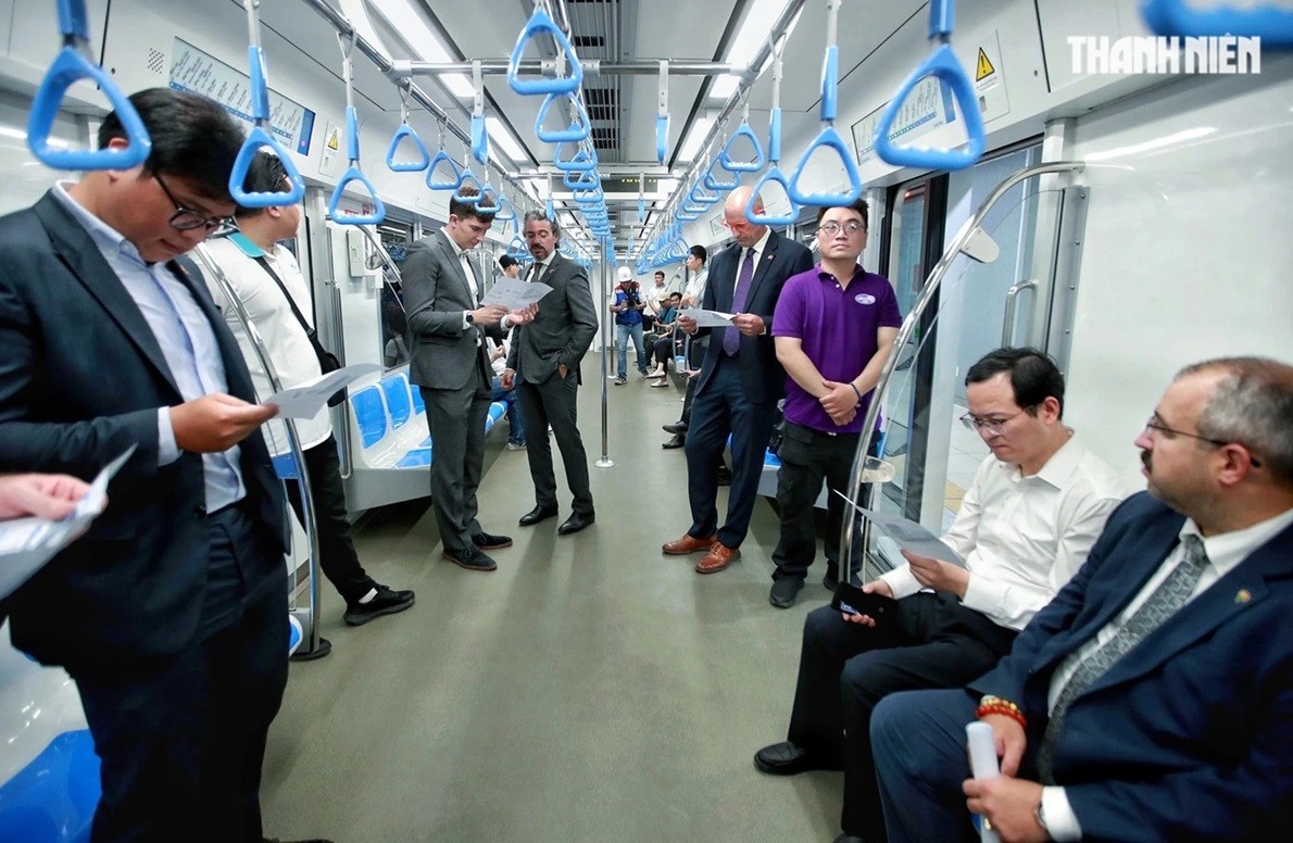 Tổng lãnh sự nhiều nước tại TP. Hồ Chí Minh hào hứng trên chuyến tàu metro số 1 chạy thử