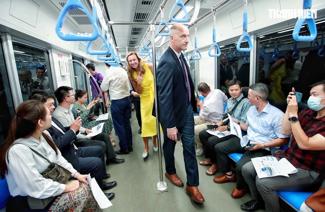 Tổng lãnh sự nhiều nước tại TP. Hồ Chí Minh hào hứng trên chuyến tàu metro số 1 chạy thử