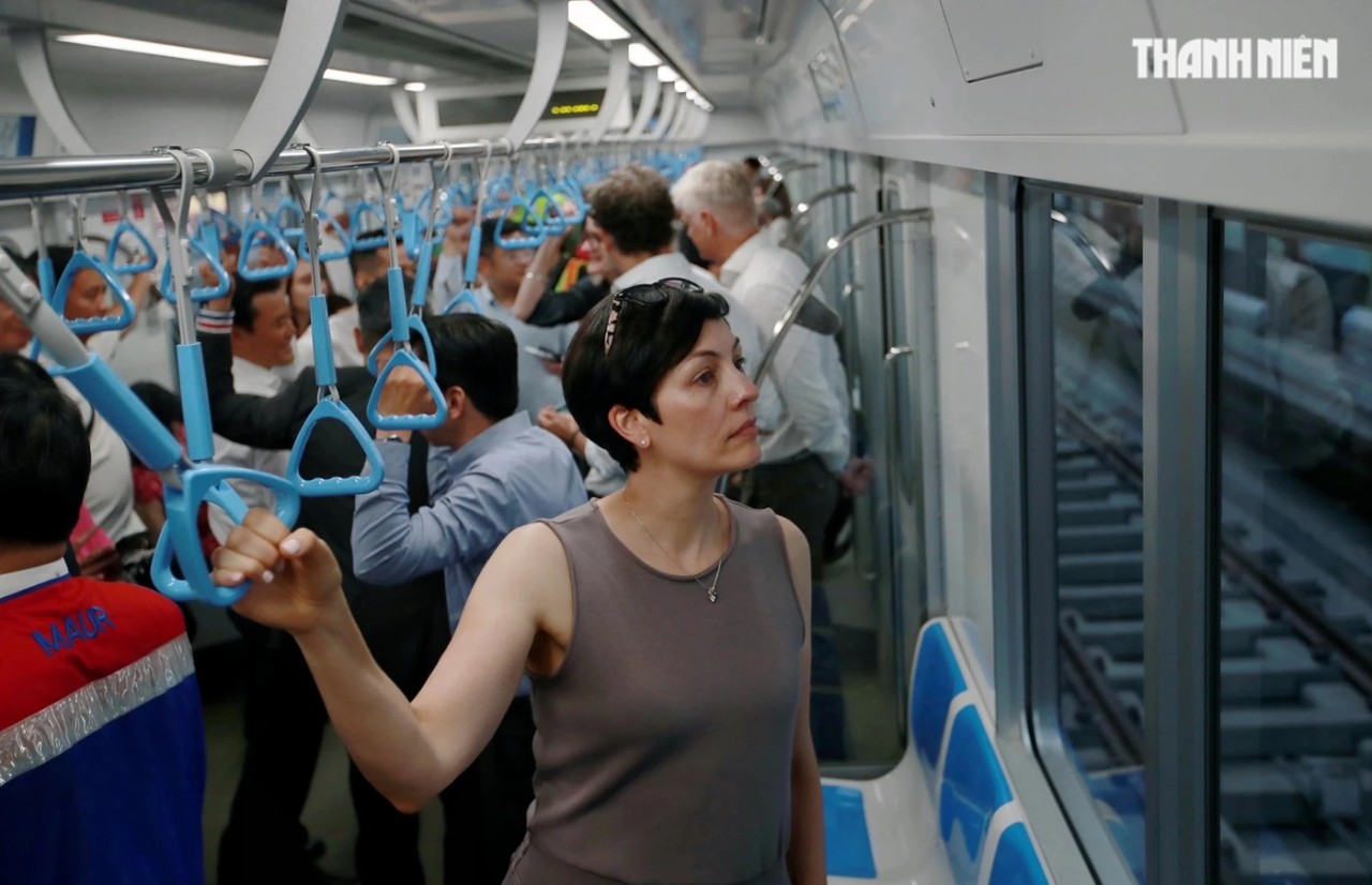 Tổng lãnh sự nhiều nước tại TP. Hồ Chí Minh hào hứng trên chuyến tàu metro số 1 chạy thử