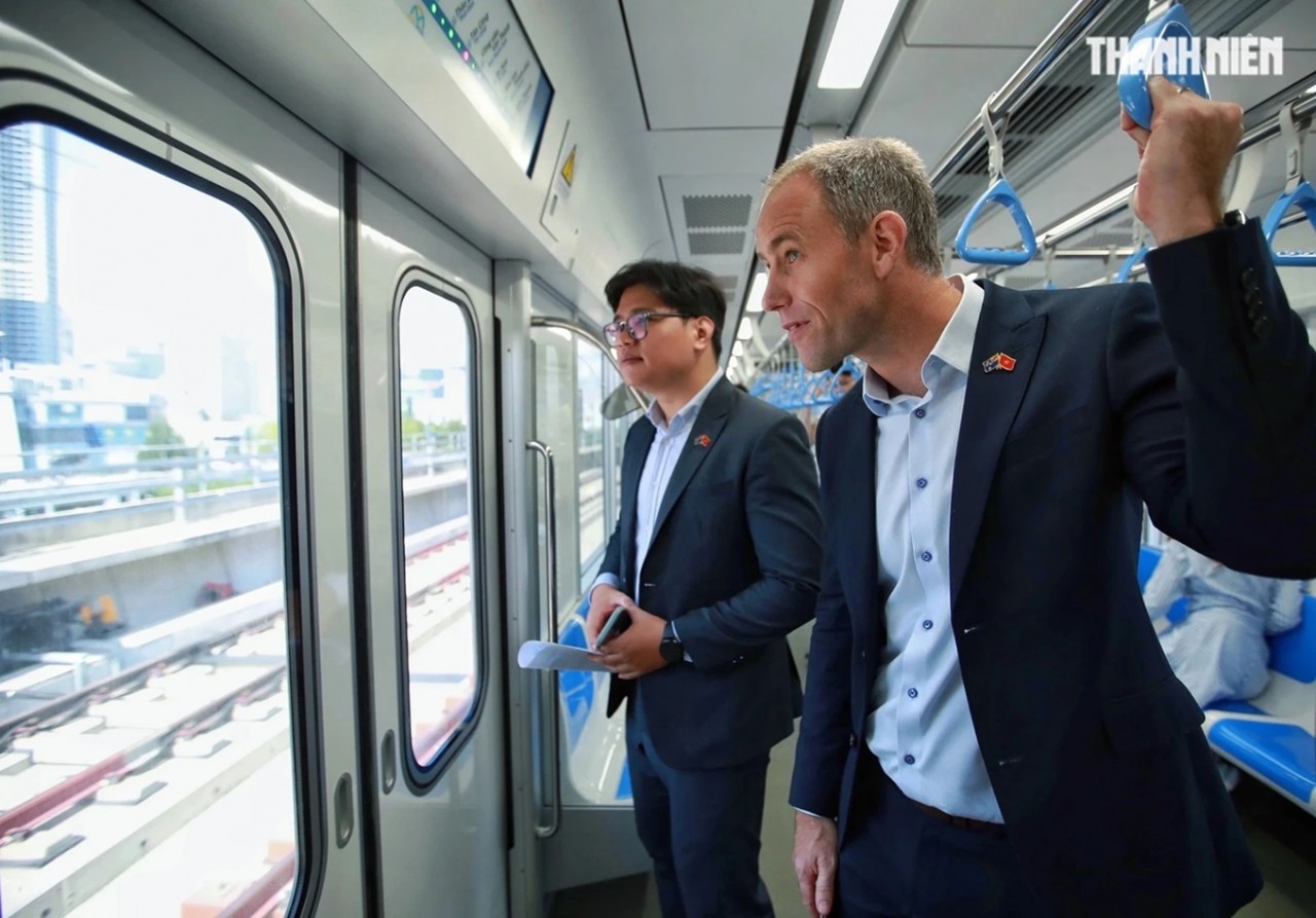 Tổng lãnh sự nhiều nước tại TP. Hồ Chí Minh hào hứng trên chuyến tàu metro số 1 chạy thử