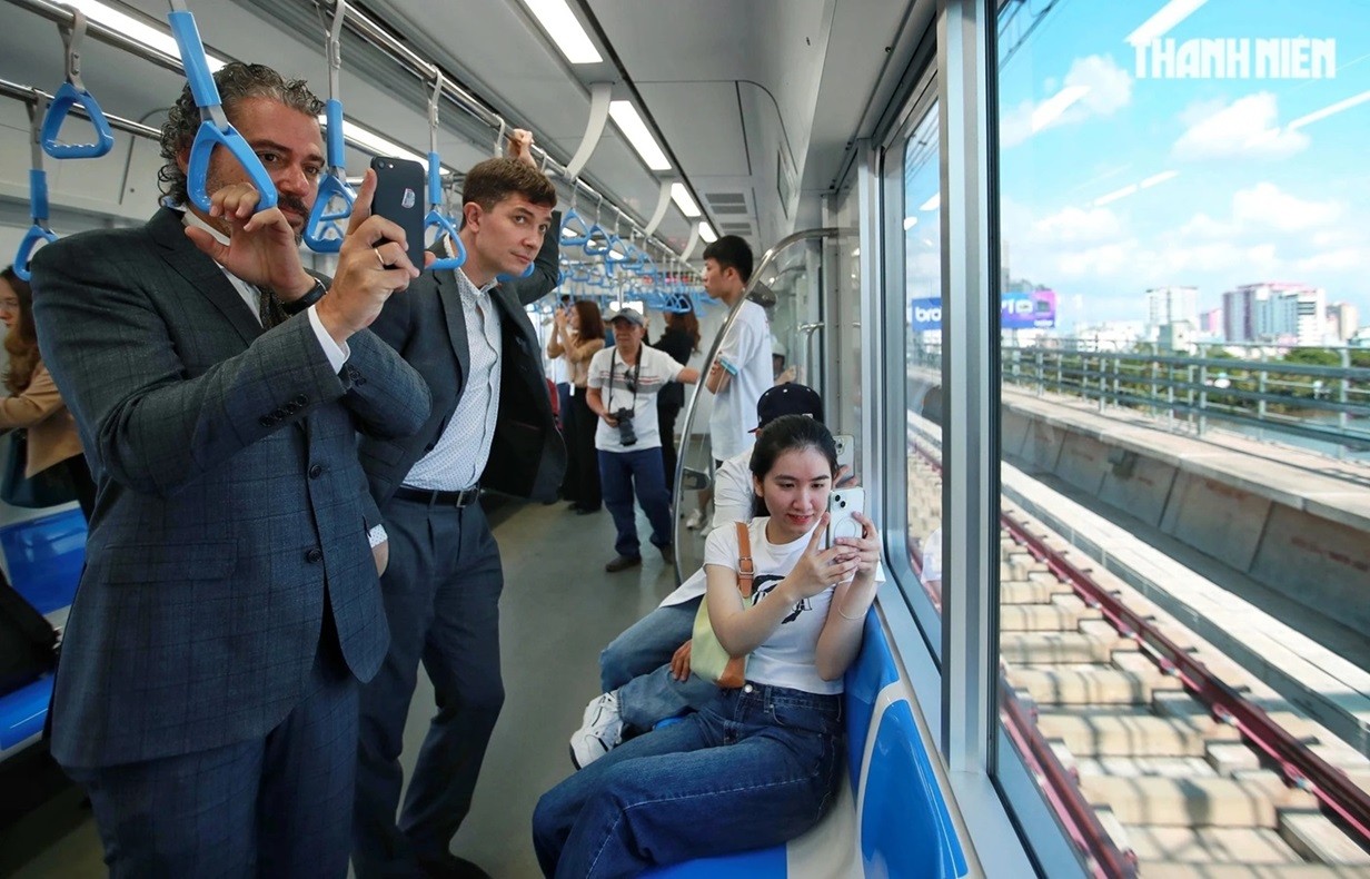 Tổng lãnh sự nhiều nước tại TP. Hồ Chí Minh hào hứng trên chuyến tàu metro số 1 chạy thử