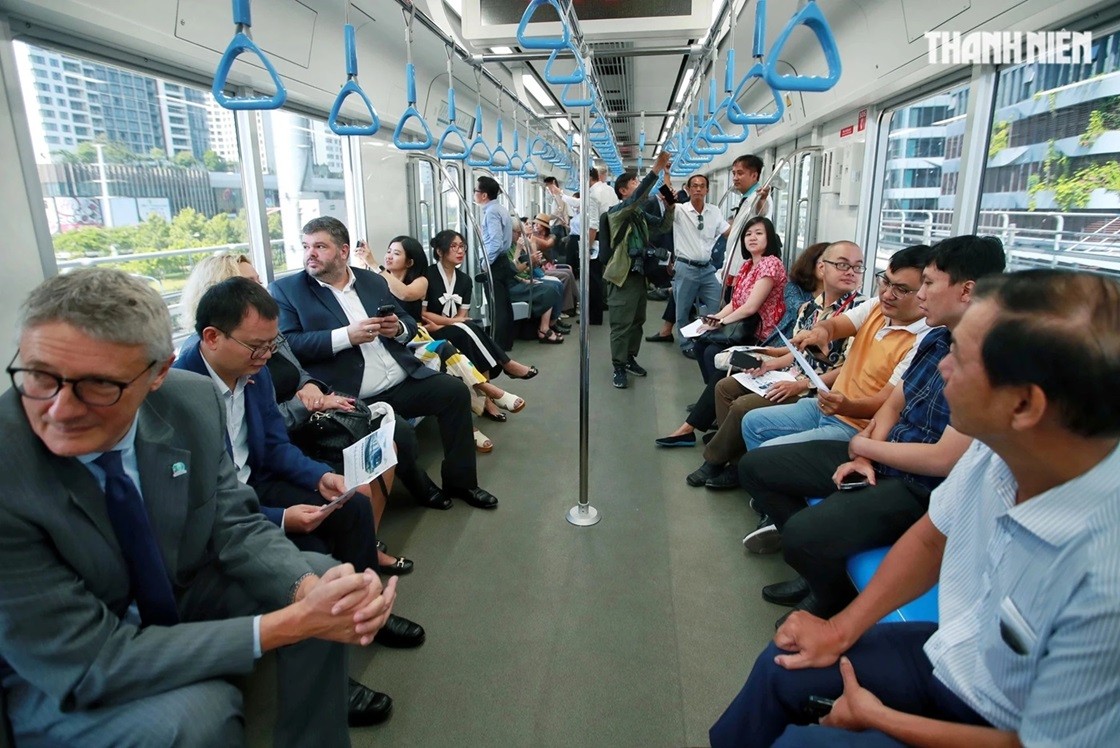 Tổng lãnh sự nhiều nước tại TP. Hồ Chí Minh hào hứng trên chuyến tàu metro số 1 chạy thử