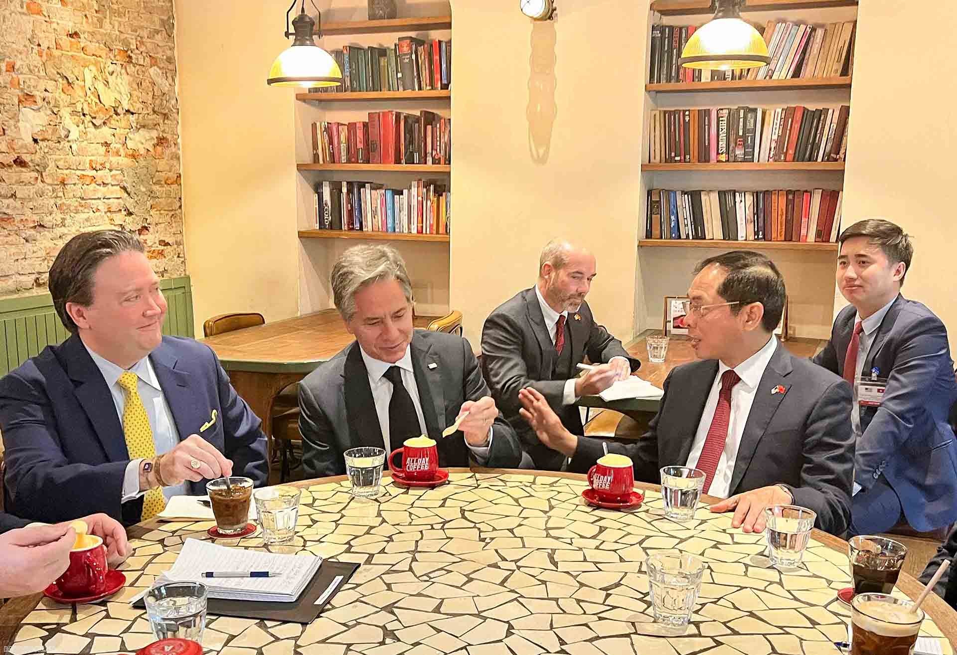 Bộ trưởng Ngoại giao Bùi Thanh Sơn cùng Ngoại trưởng Mỹ Antony Blinken (thứ hai từ trái) thưởng thức cà phê của Việt Nam và trò chuyện trong khuôn khổ chuyến thăm chính thức Việt Nam của Tổng thống Joe Biden, ngày 11/9/2023. (Ảnh: Nguyễn Hồng)