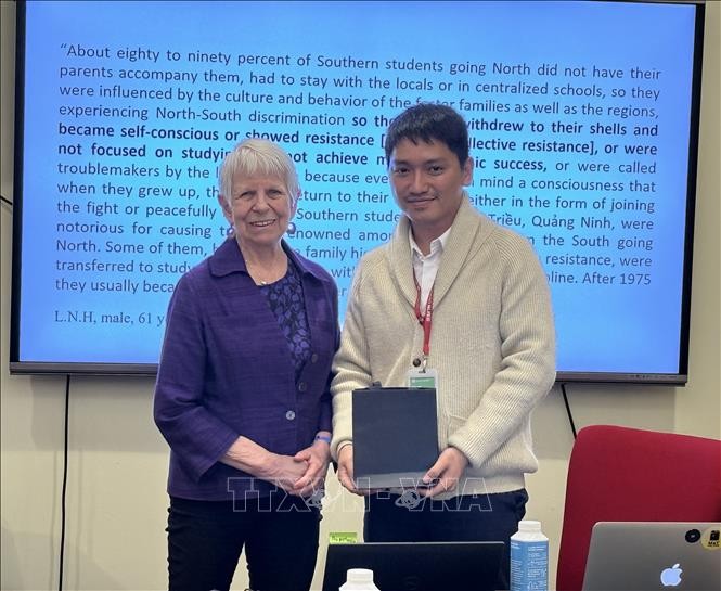 Giáo sư nghiên cứu về các vấn đề quốc tế của GWU Linda J. Yarr  tặng quà lưu niệm cho TS. Trung Hiếu. (Nguồn: TTXVN)