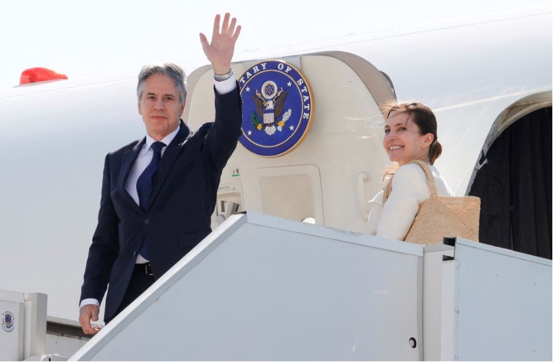 Ngoại trưởng Hoa Kỳ Antony Blinken khi ông và vợ Evan Ryan lên máy bay tại căn cứ Hoạt động Hỗ trợ Hải quân Hoa Kỳ, sau hội nghị thượng đỉnh ngoại trưởng G7 trên đảo Capri, ở Naples, Ý, ngày 19 tháng 4 năm 2024 REUTERS
