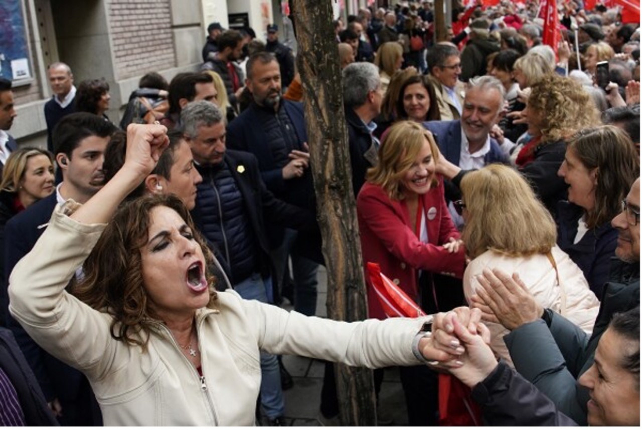 Biểu tình ủng hộ Thủ tướng Tây Ban Nha ngày 27/4. (Nguồn: AP)