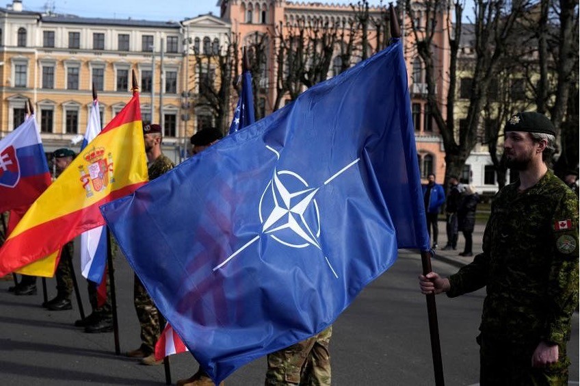 Thành viên NATO Latvia kỷ niệm ngày gia nhập liên minh phòng thủ tại Riga vào tháng 3 năm 2024. ẢNH: REUTERS