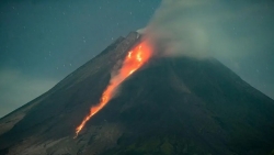 Núi lửa phun trào ở Đông Indonesia, chính quyền phát cảnh báo