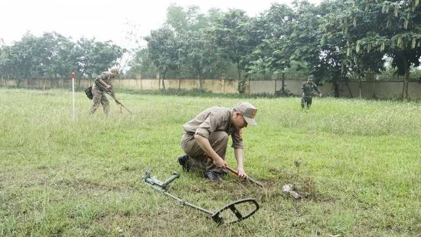 Các học viên được thực hành tìm kiếm, xử lý bom mìn, vật liệu nổ. (Nguồn: VNMAC)