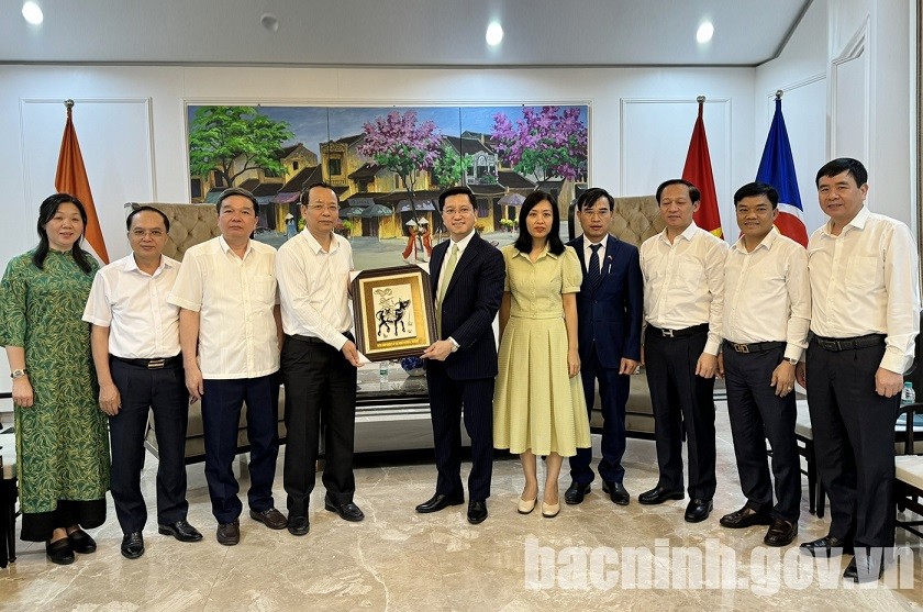 Đoàn công tác tỉnh Bắc Ninh tặng Tranh dân gian Đông Hồ cho Đại sứ đặc mệnh toàn quyền Việt Nam tại Ấn Độ Nguyễn Thanh Hải.