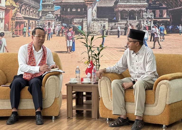 Phó Bí thư Thường trực Tỉnh ủy, Chủ tịch HĐND tỉnh Nguyễn Quốc Chung trao đổi với Trưởng Ban Đối ngoại Trung ương Đảng Cộng sản Nepal Rajan Bhattarai.