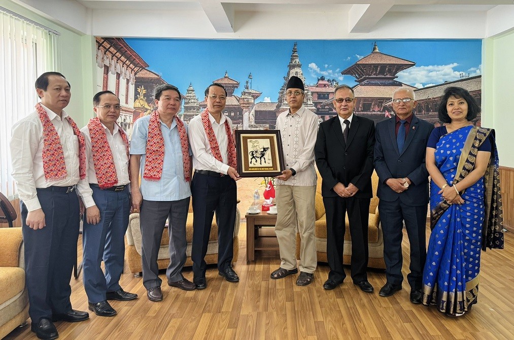 Đoàn công tác tỉnh Bắc Ninh tặng Tranh dân gian Đông Hồ cho Ban Đối ngoại Trung ương Đảng Cộng sản Nepal.