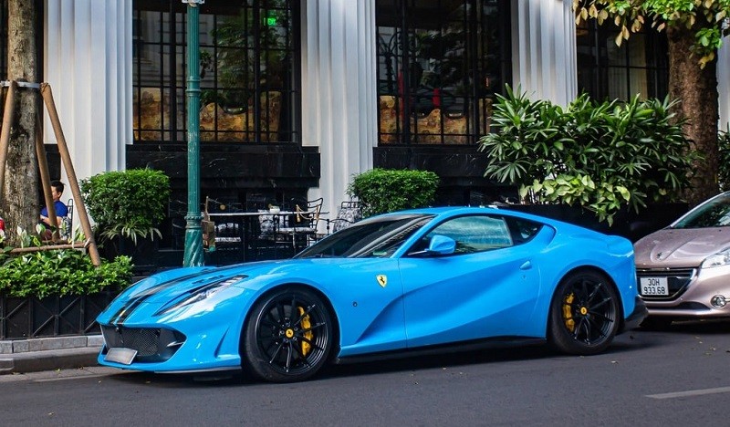 Cận cảnh siêu xe Ferrari 812 Superfast hàng hiếm tại Việt Nam