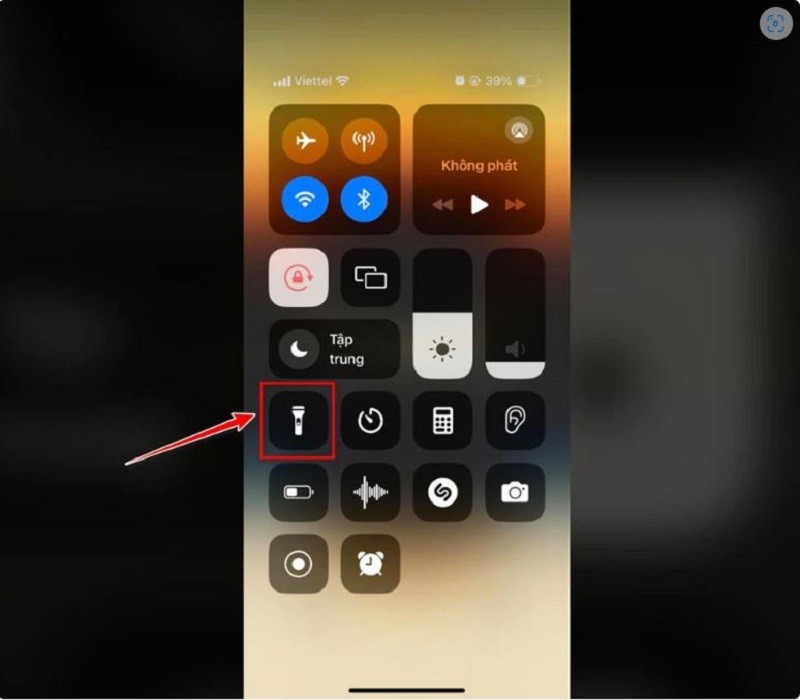 4 cách bật đèn pin iPhone ngoài màn hình khóa siêu đơn giản