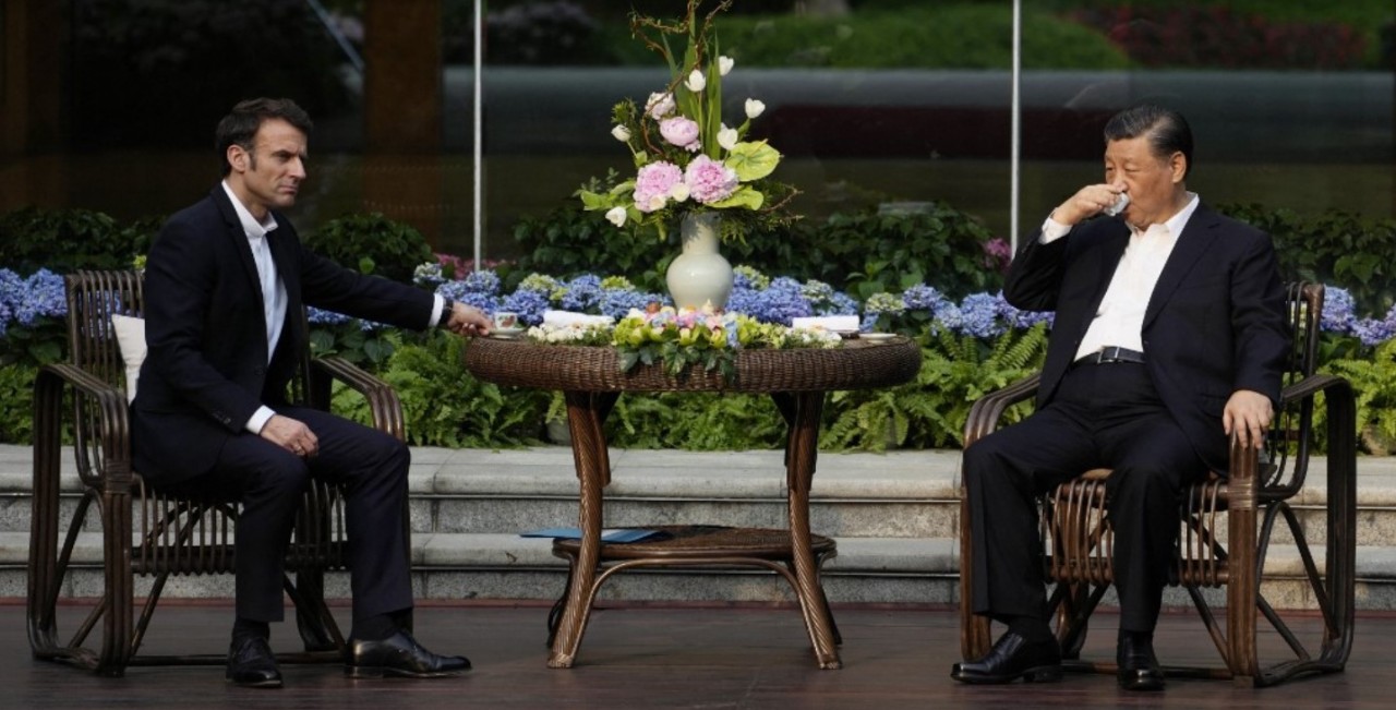 Chủ tịch Trung Quốc Tập Cận Bình (phải) và Tổng thống Pháp Emmanuel Macron tham dự tiệc trà tại dinh thống đốc tỉnh Quảng Đông ở Quảng Châu, ngày 7/4/2023. (Nguồn: AFP)