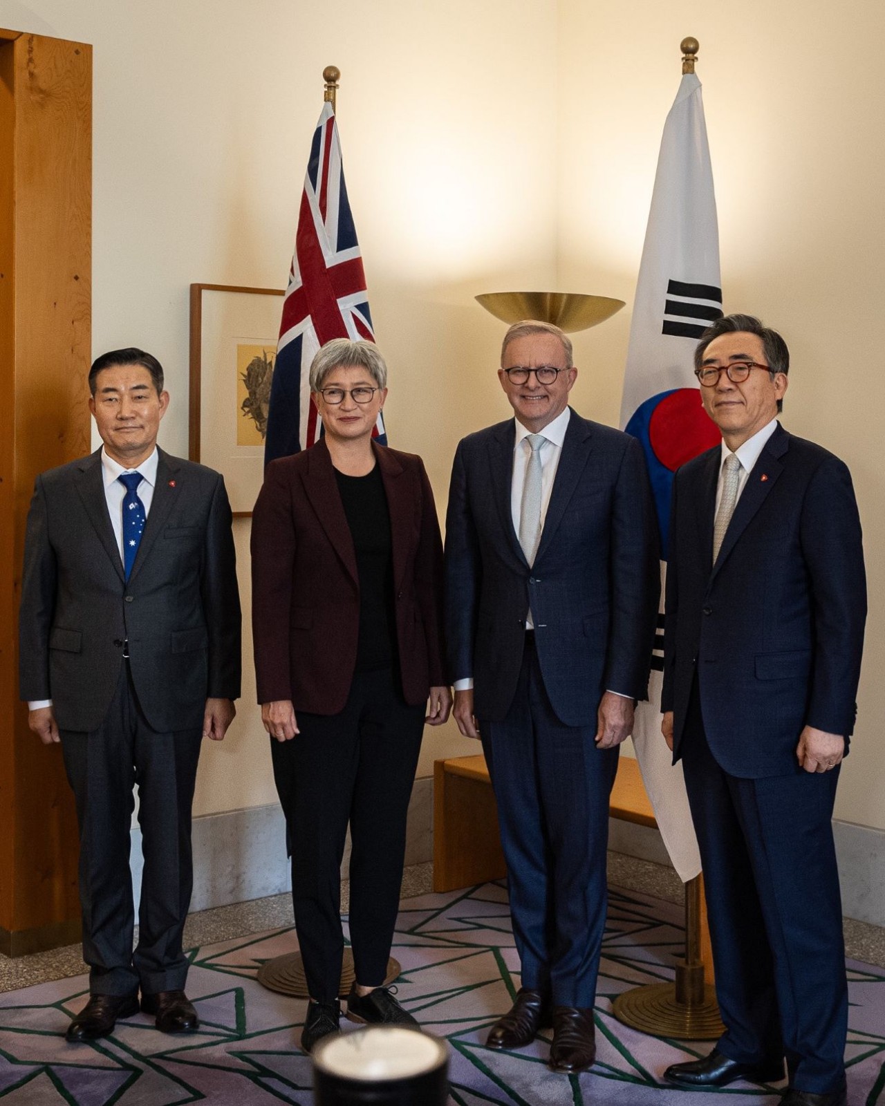 Thủ tướng Australia Anthony Albanese, Ngoại trưởng nước chủ nhà Penny Wong với Bộ trưởng Ngoại giao Cho Tae-yul và Bộ trưởng Quốc phòng Shin Won-sik tại thủ đô Canberra ngày 29/4. (Nguồn: X)