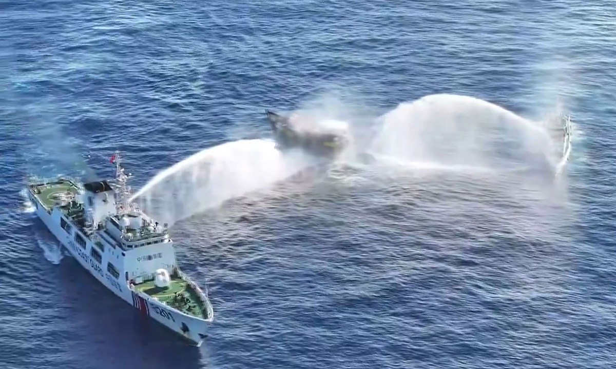Hai tàu thực thi pháp luật của Trung Quốc bắn cảnh cáo bằng vòi rồng vào một tàu Philippines ở vùng biển ngoài khơi Ren'ai Jiao (Rạn san hô) của Trung Quốc ở Biển Đông vào ngày 5 tháng 3 năm 2024, khi tàu này tiếp cận nguy hiểm với Tàu Cảnh sát biển Trung Quốc. Ảnh: VCG