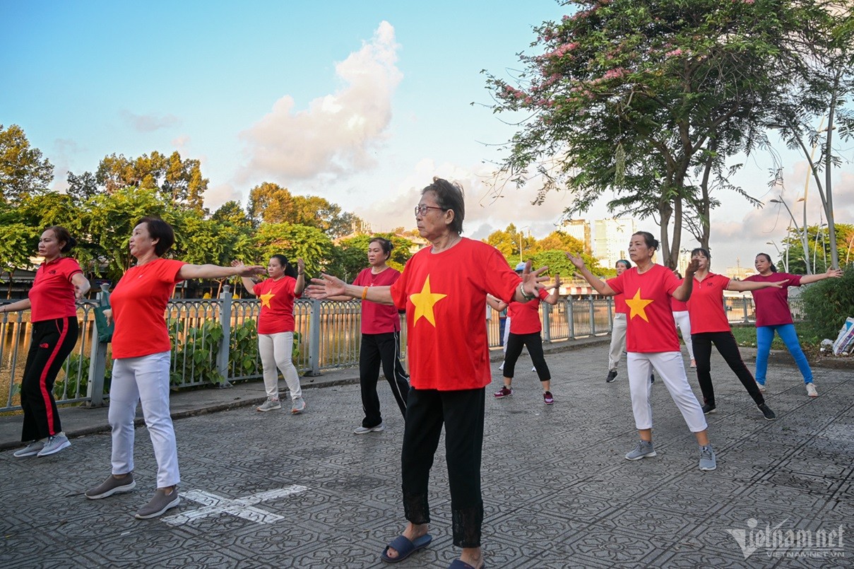 Cờ đỏ sao vàng 'phủ sóng' TP. Hồ Chí Minh, rộn ràng mừng ngày thống nhất đất nước