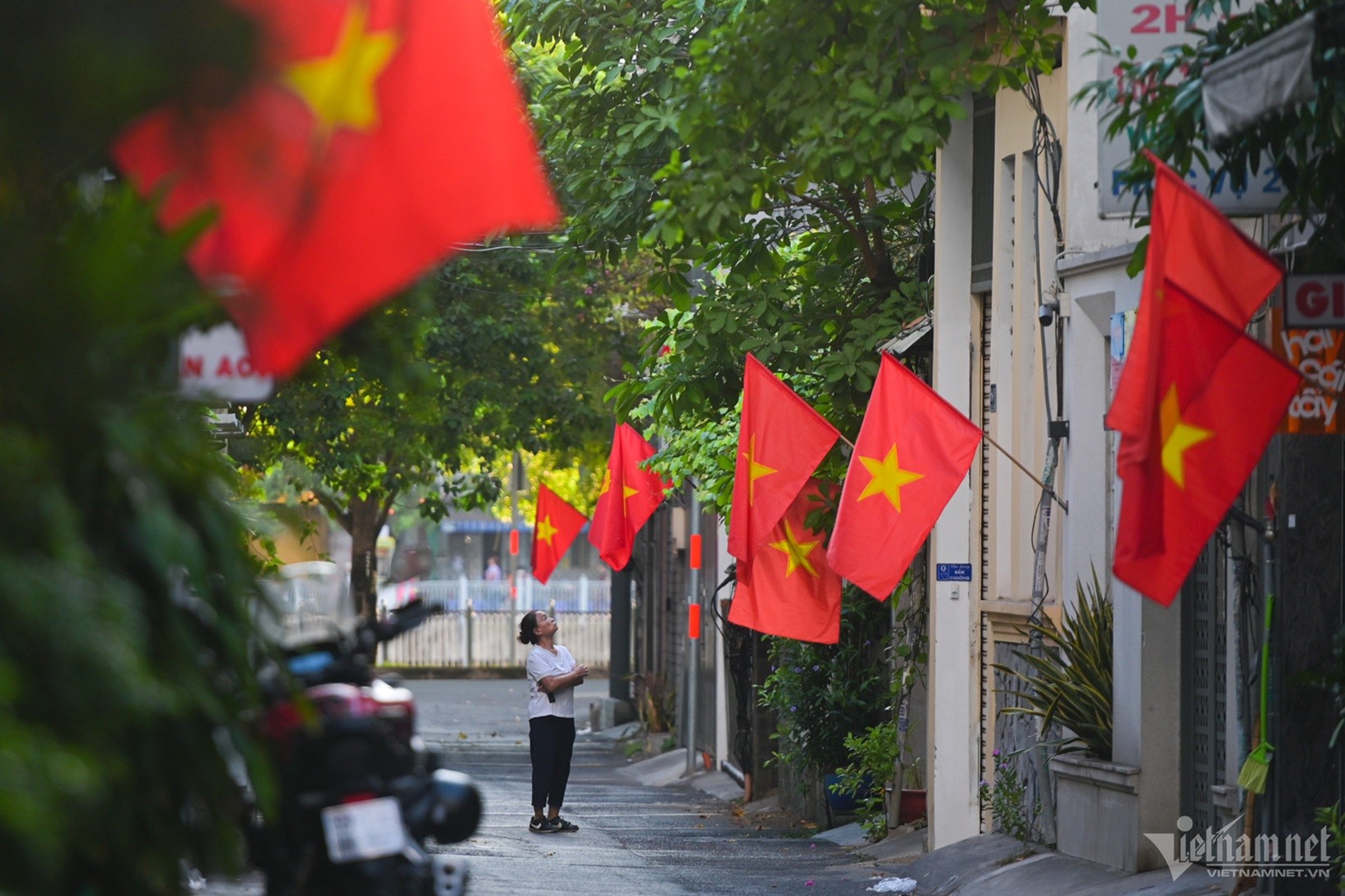 Cờ đỏ sao vàng 'phủ sóng' TP. Hồ Chí Minh, rộn ràng mừng ngày thống nhất đất nước