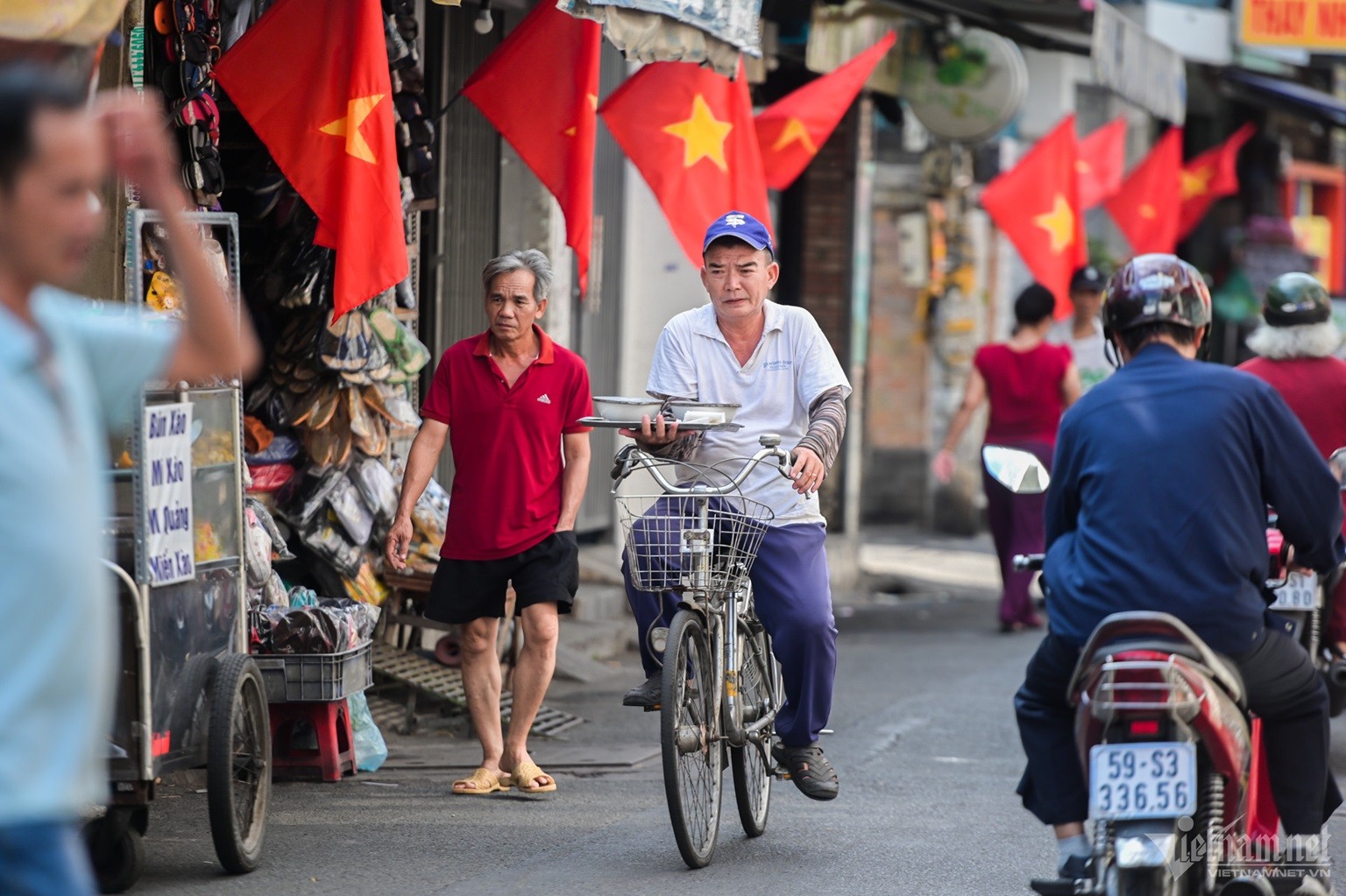 Cờ đỏ sao vàng 'phủ sóng' TP. Hồ Chí Minh, rộn ràng mừng ngày thống nhất đất nước