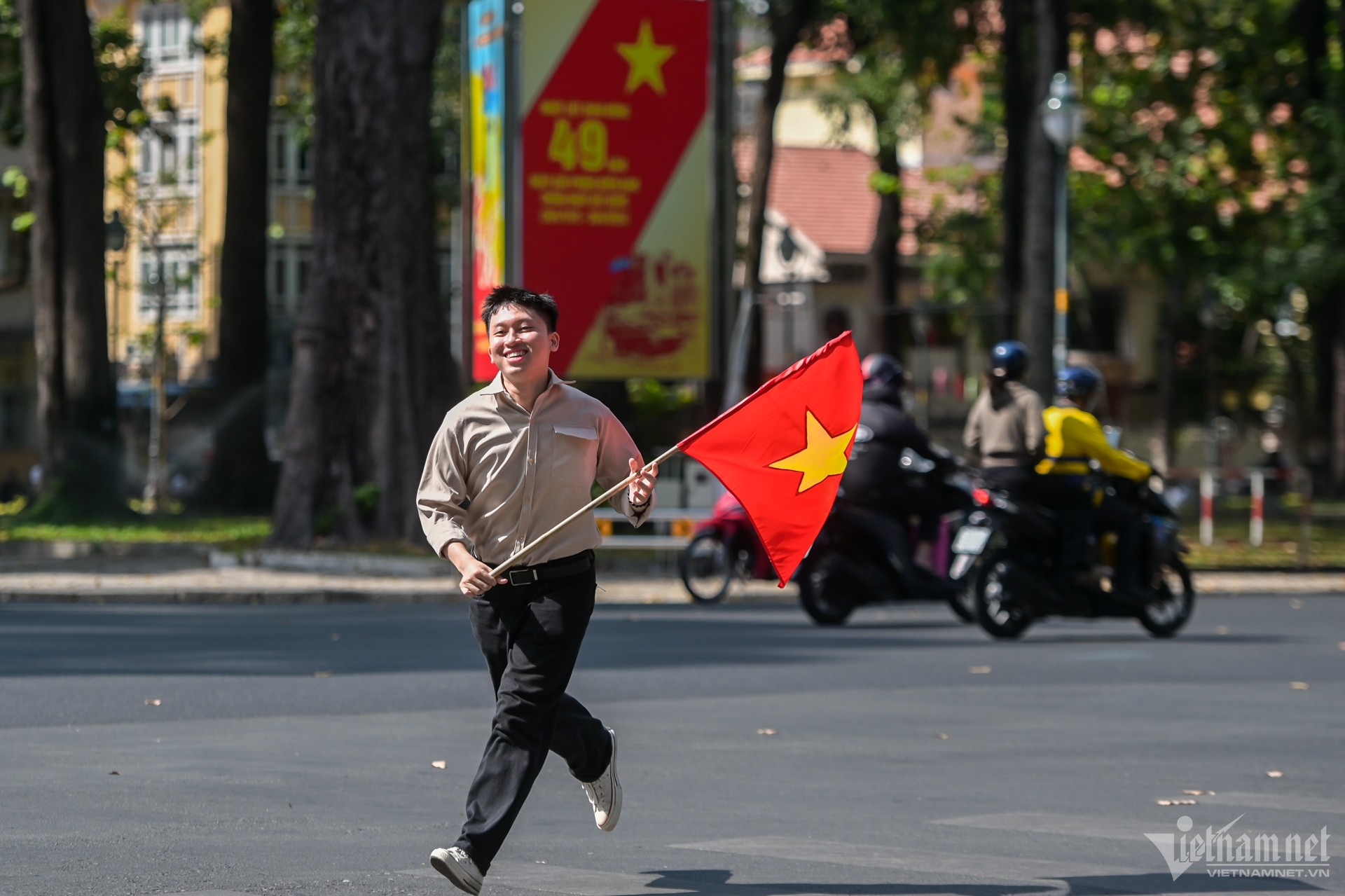 Cờ đỏ sao vàng 'phủ sóng' TP. Hồ Chí Minh, rộn ràng mừng ngày thống nhất đất nước