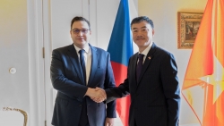 Đại sứ Dương Hoài Nam chào xã giao Bộ trưởng Ngoại giao Cộng hòa Czech Jan Lipavsky