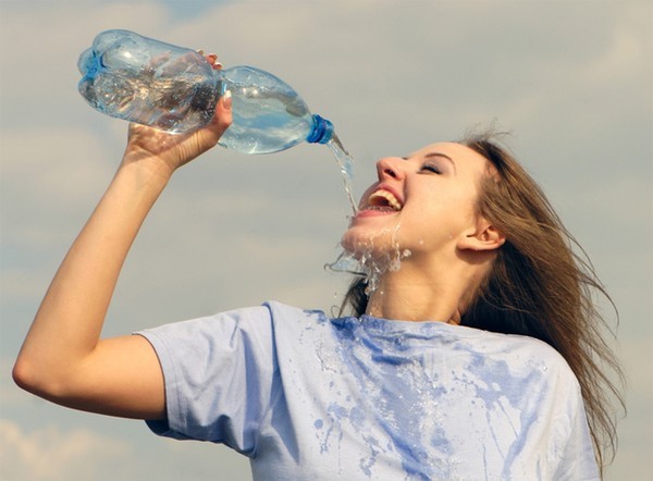 Khi cơ thể ra quá nhiều mồ hôi kéo theo mất nước, điện giải, càng uống nước lọc bạn sẽ càng thấy khát (Ảnh minh họa: Getty).