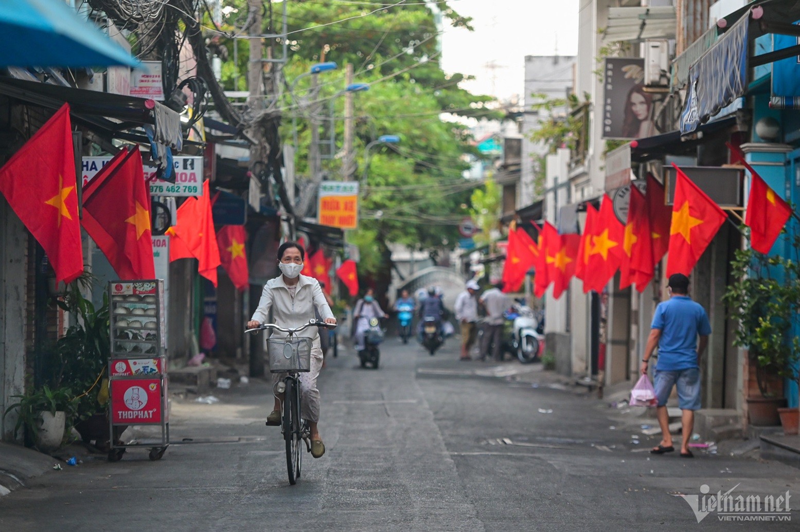 các tuyến đường tại TP.HCM được trang hoàng cờ đỏ sao vàng, ngập tràn không khí rộn ràng kỷ niệm 49 năm thống nhất đất nước.