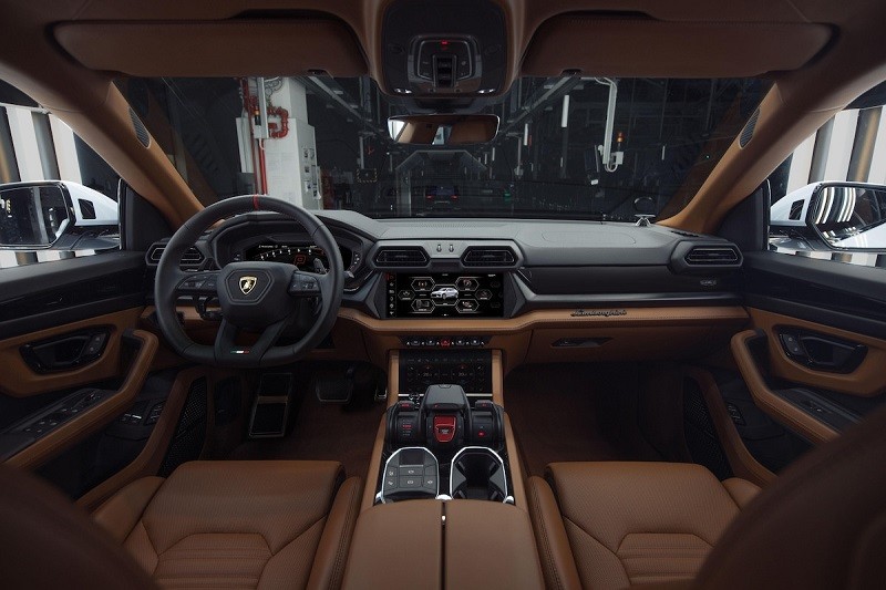 Nội thất của Urus SE chỉ thay đổi một số giao diện để giống Lamborghini Revuelto