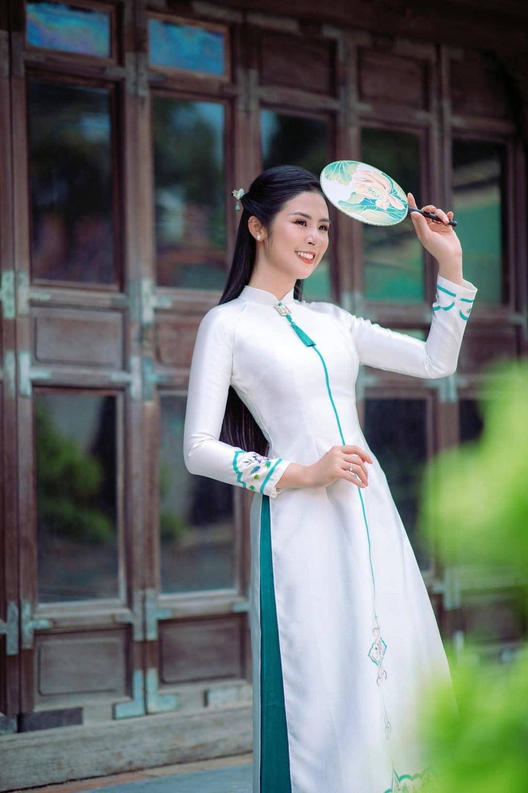 Hoa hậu Ngọc Hân đội nắng hơn 40 độ chụp ảnh áo dài ở Huế.